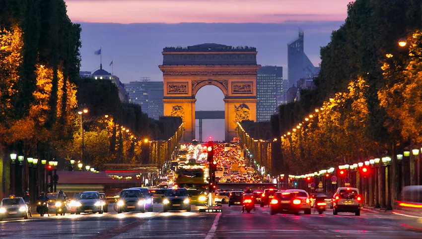 Đại lộ Champs-Élysées nổi tiếng ở Paris