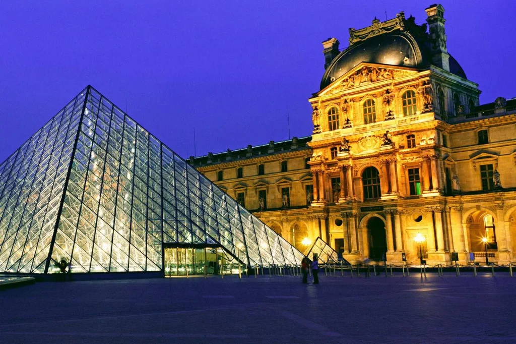 Kim tự tháp Louvre